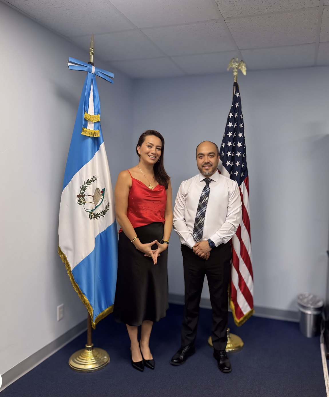 Yolima Vélez con funcionario del Consulado de Guatemala