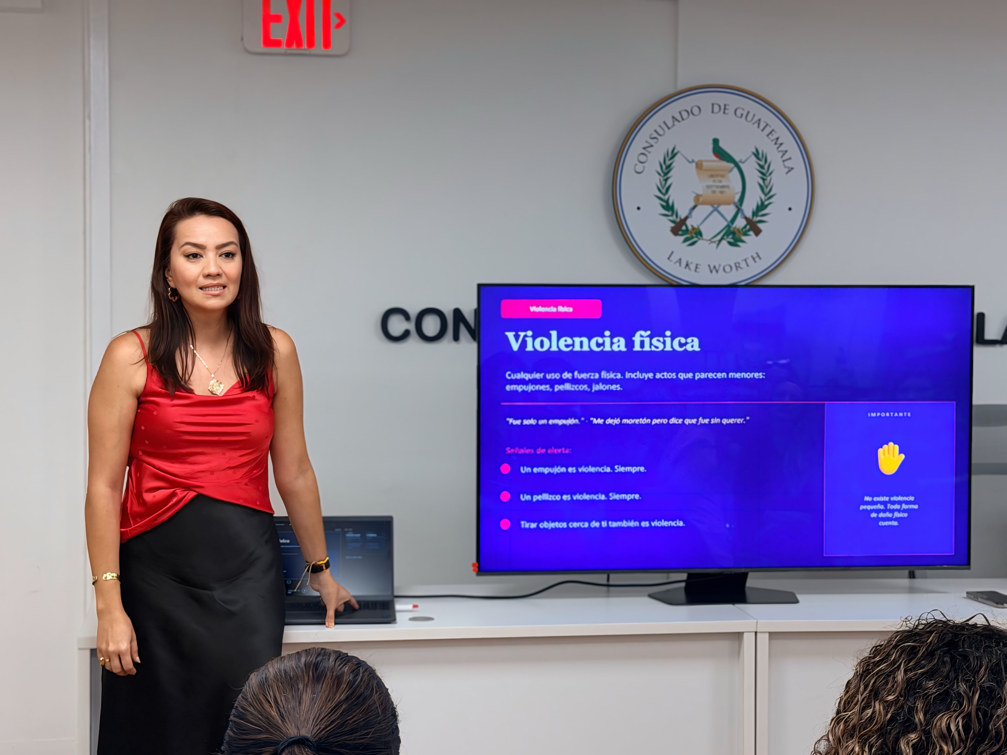 Yolima Vélez presentando en Consulado de Guatemala