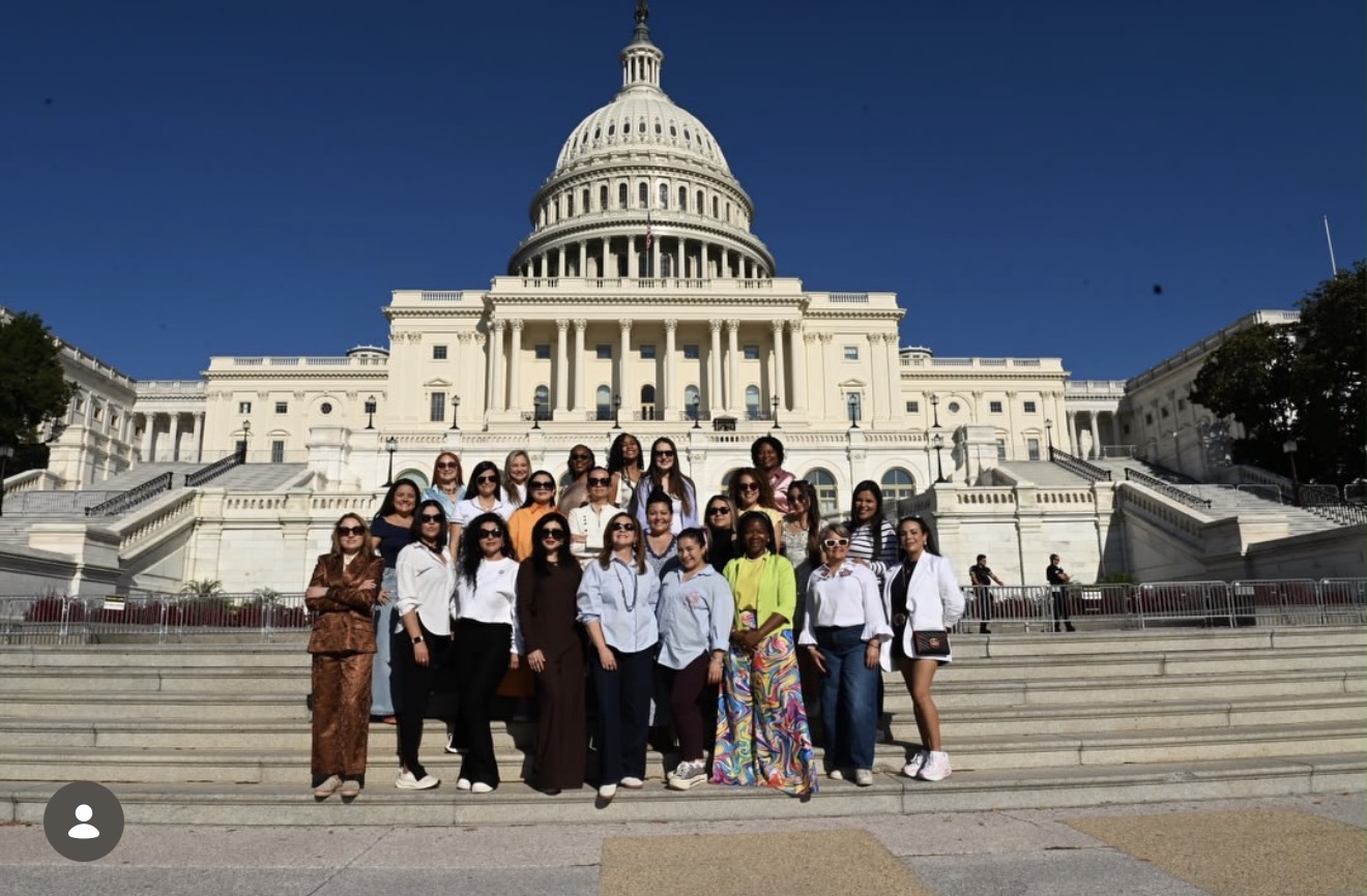 Yolima Vélez con mujeres líderes en el Capitolio de Estados Unidos