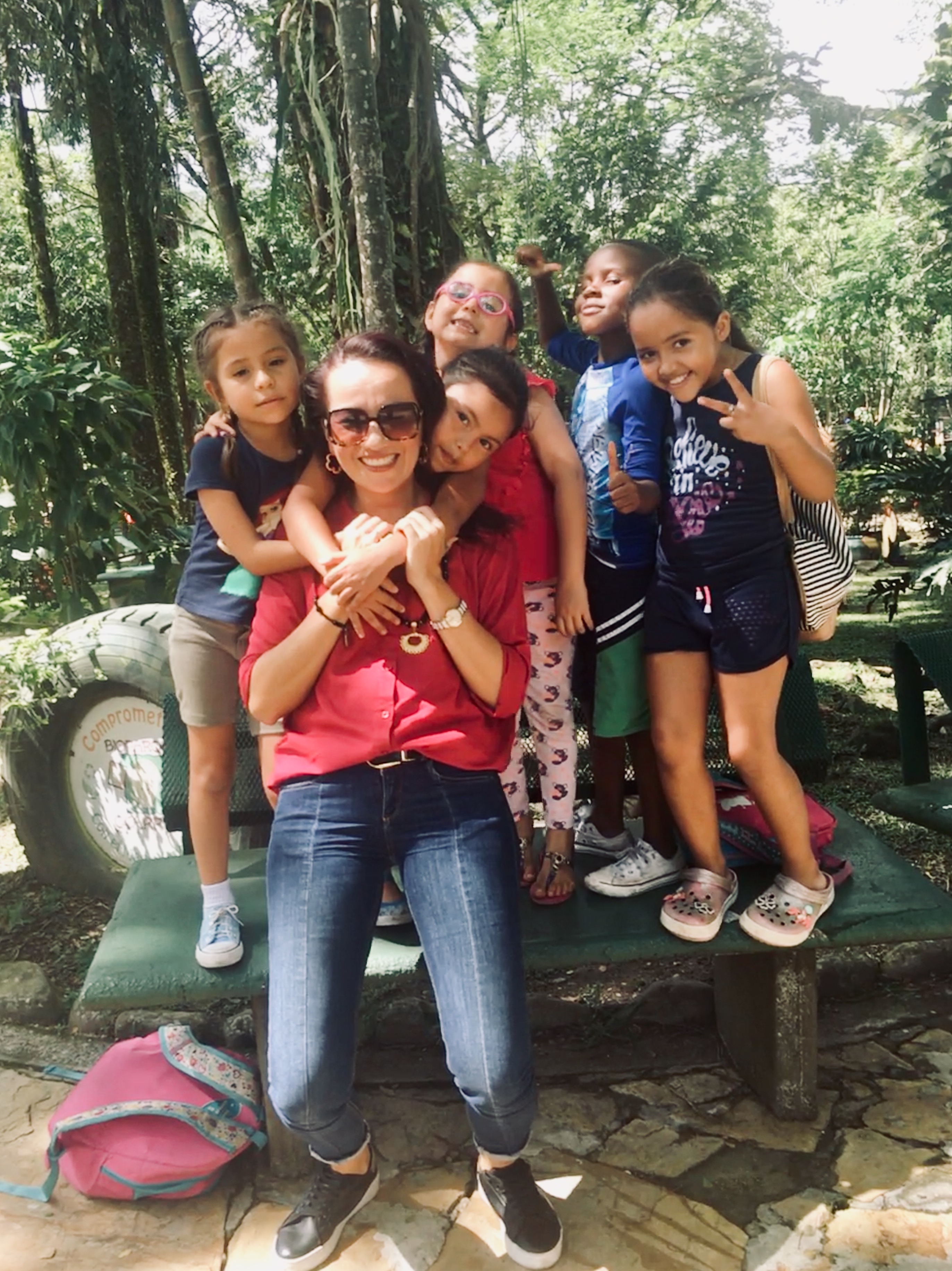Yolima Vélez con niños en comunidad