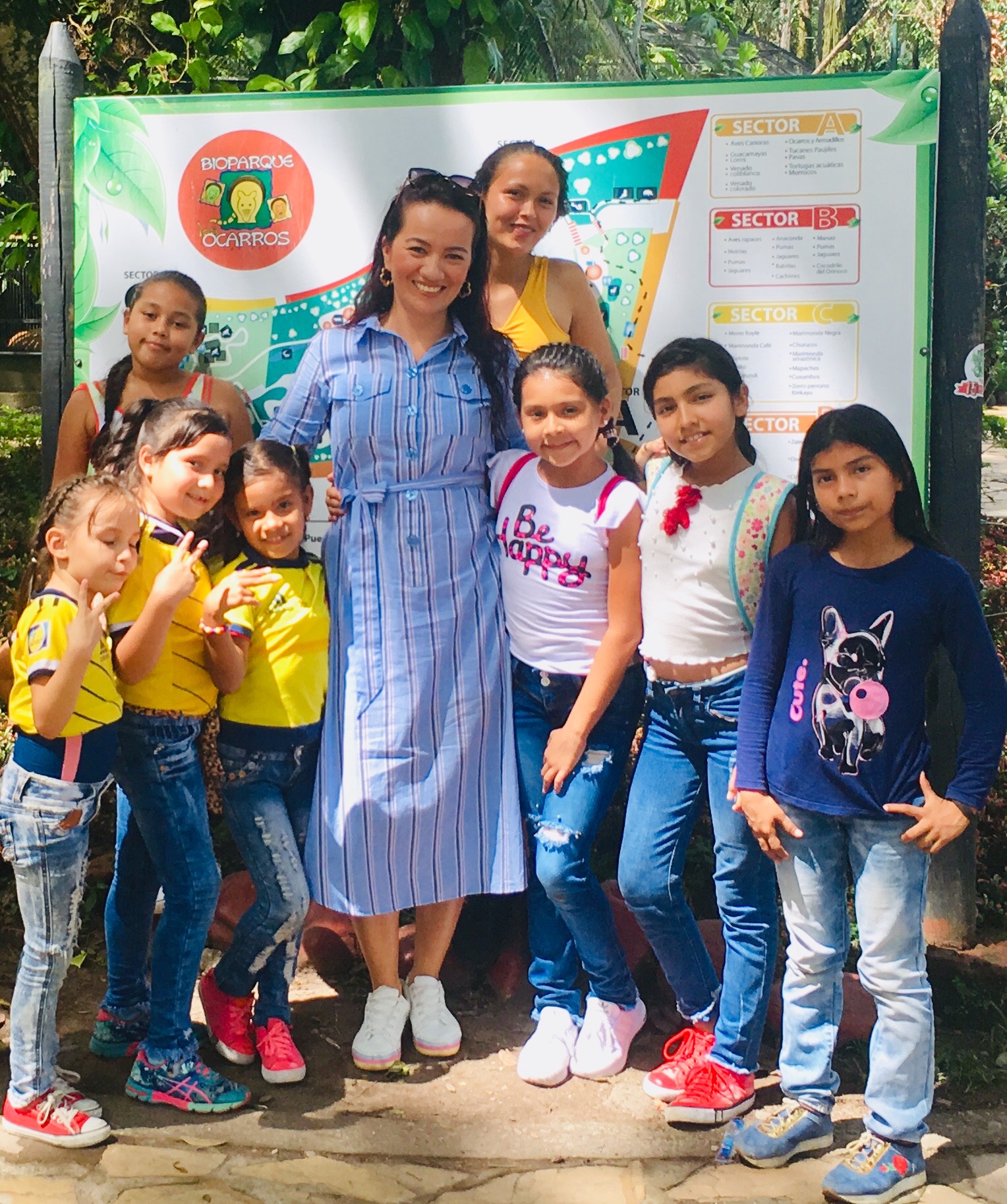 Yolima Vélez con niñas en Bioparque Ocarros
