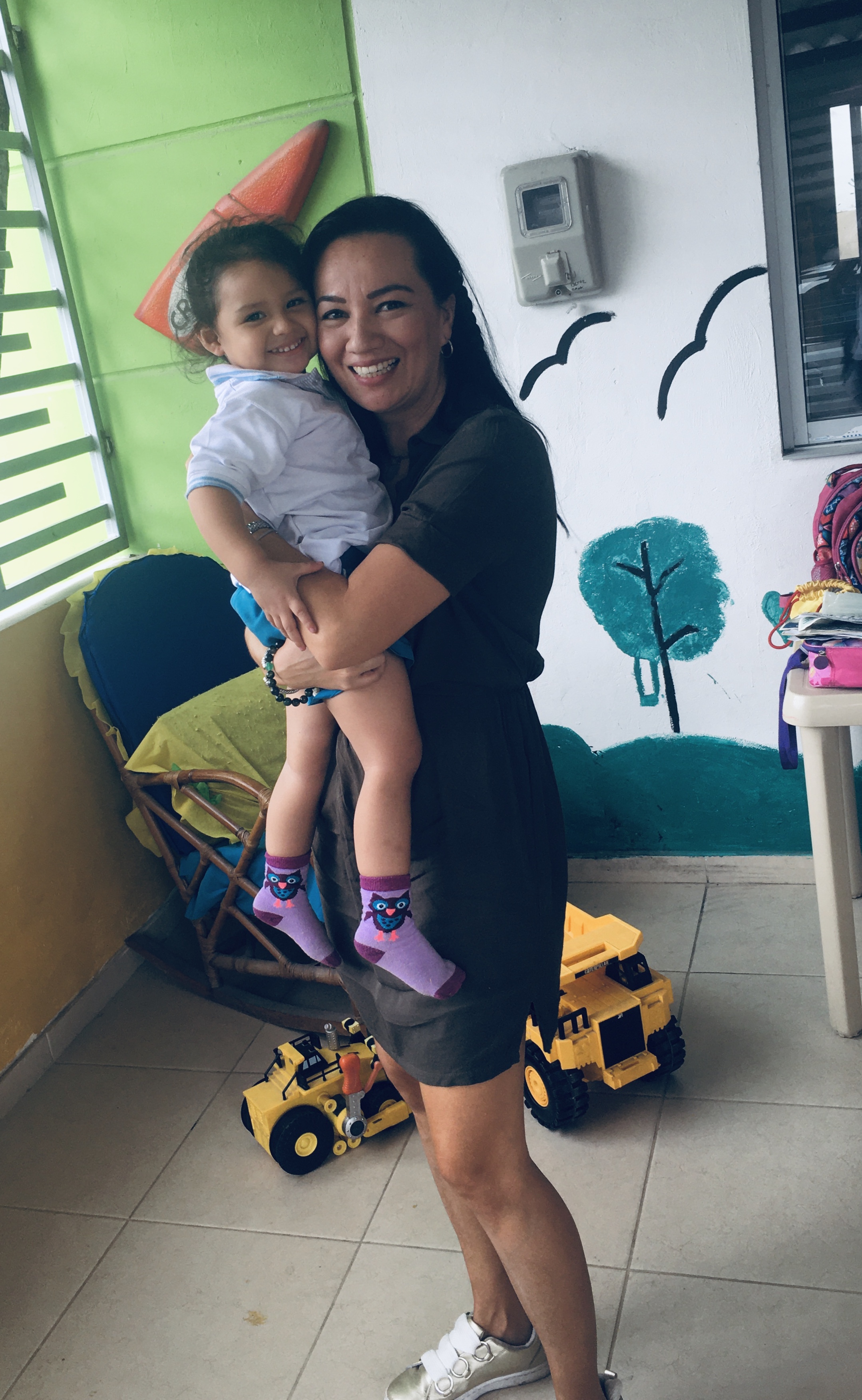 Yolima Vélez con niño en institución